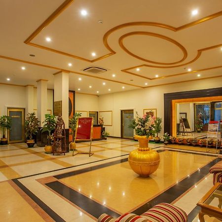 The Grand Regency Hotell Rajkot Exteriör bild