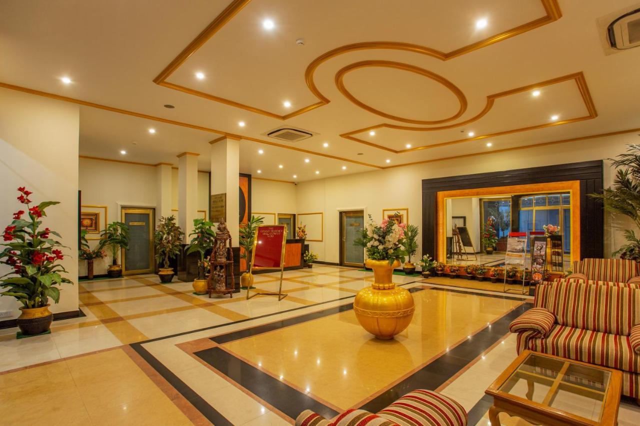 The Grand Regency Hotell Rajkot Exteriör bild