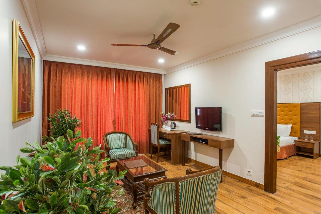 The Grand Regency Hotell Rajkot Exteriör bild