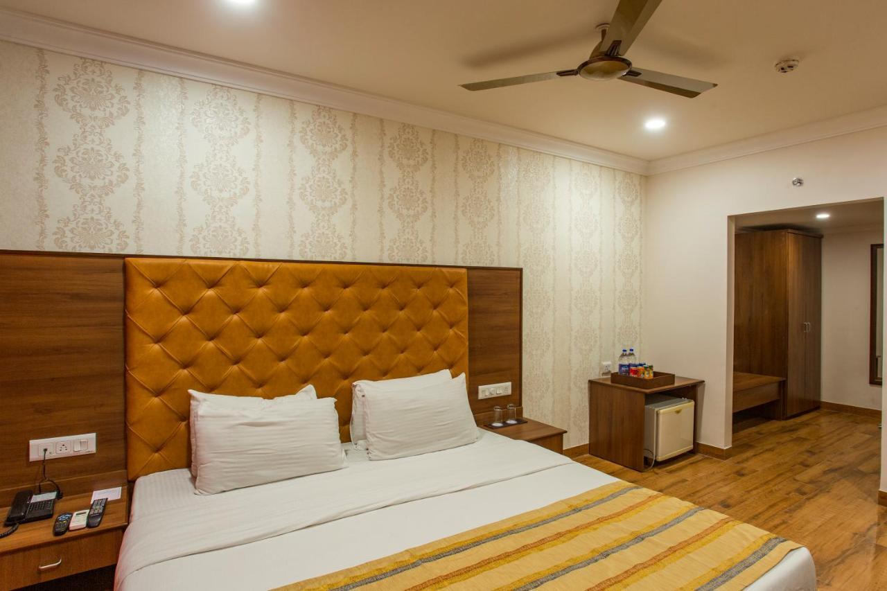 The Grand Regency Hotell Rajkot Exteriör bild