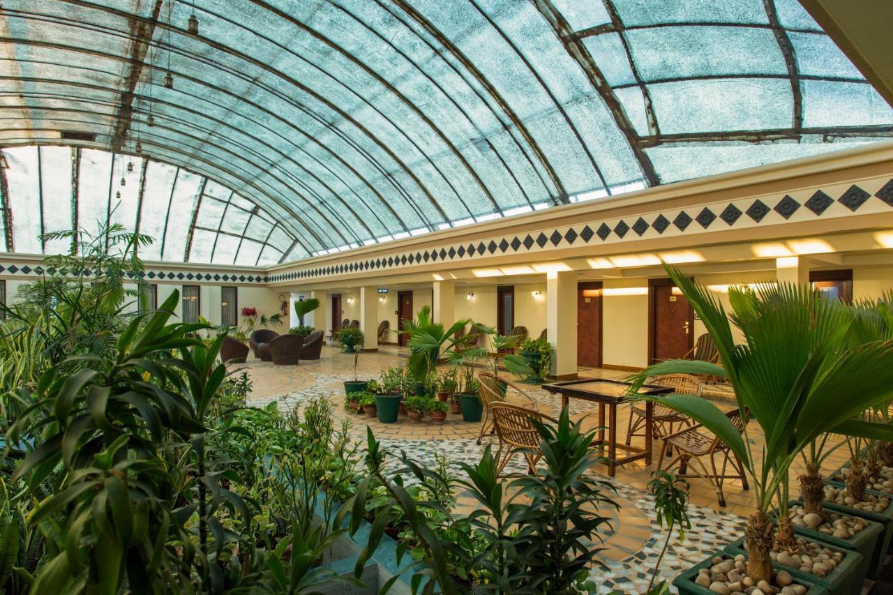 The Grand Regency Hotell Rajkot Exteriör bild