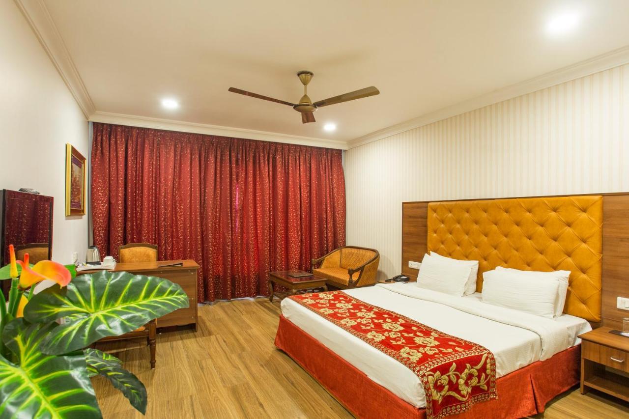 The Grand Regency Hotell Rajkot Exteriör bild