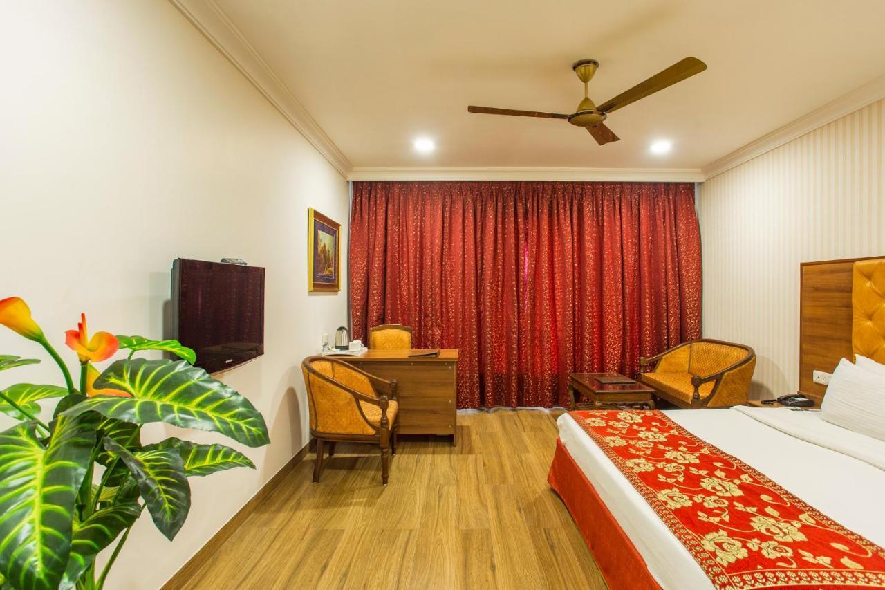 The Grand Regency Hotell Rajkot Exteriör bild