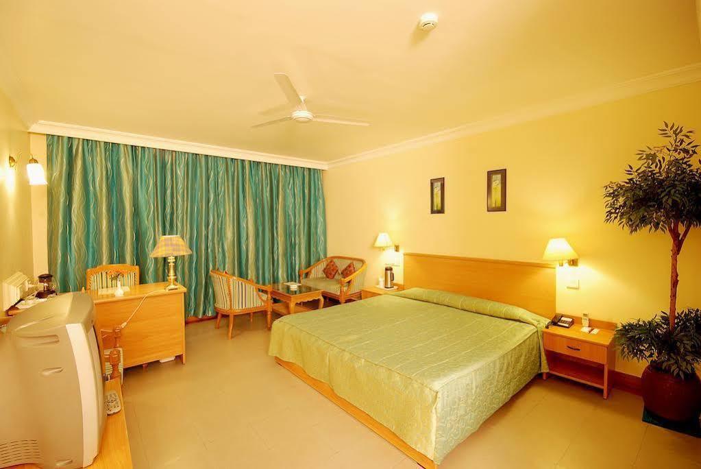 The Grand Regency Hotell Rajkot Exteriör bild