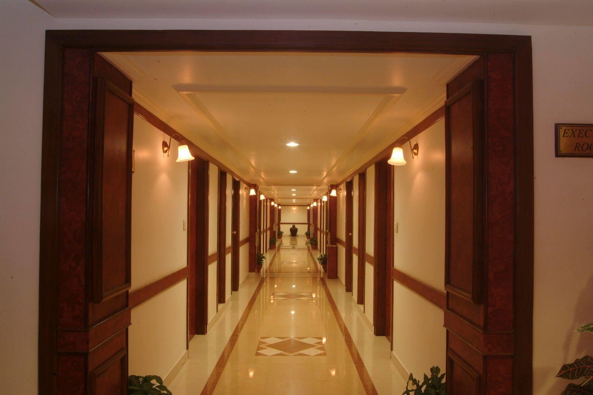 The Grand Regency Hotell Rajkot Exteriör bild