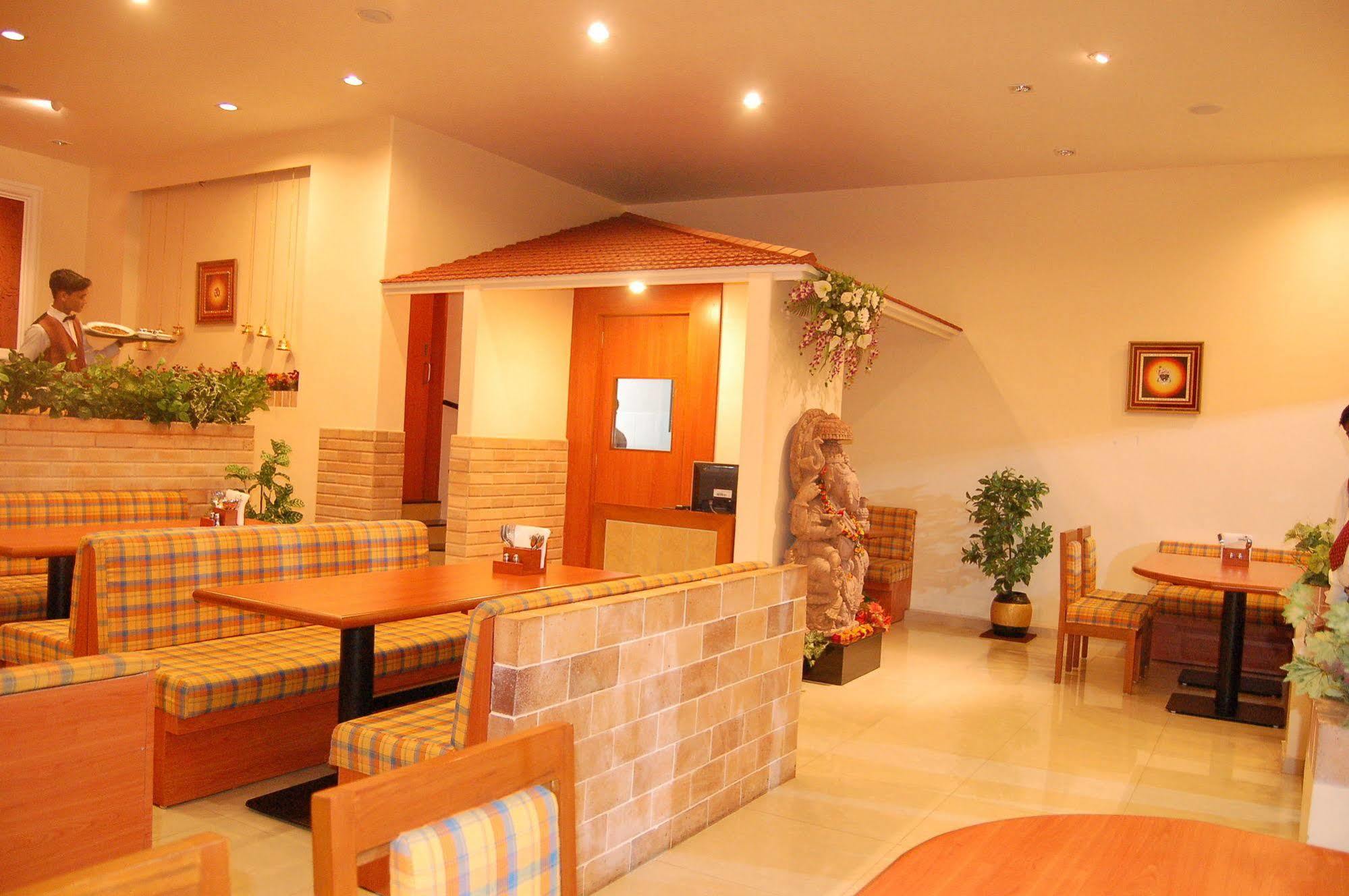 The Grand Regency Hotell Rajkot Exteriör bild
