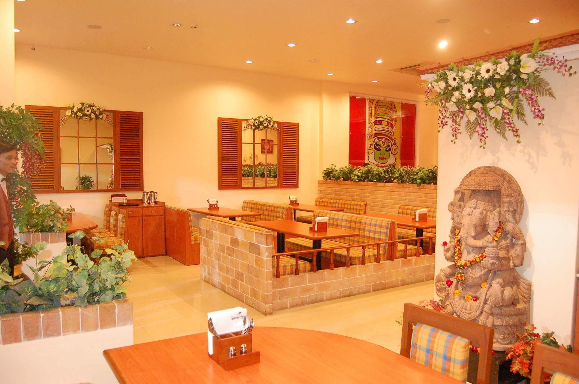 The Grand Regency Hotell Rajkot Exteriör bild