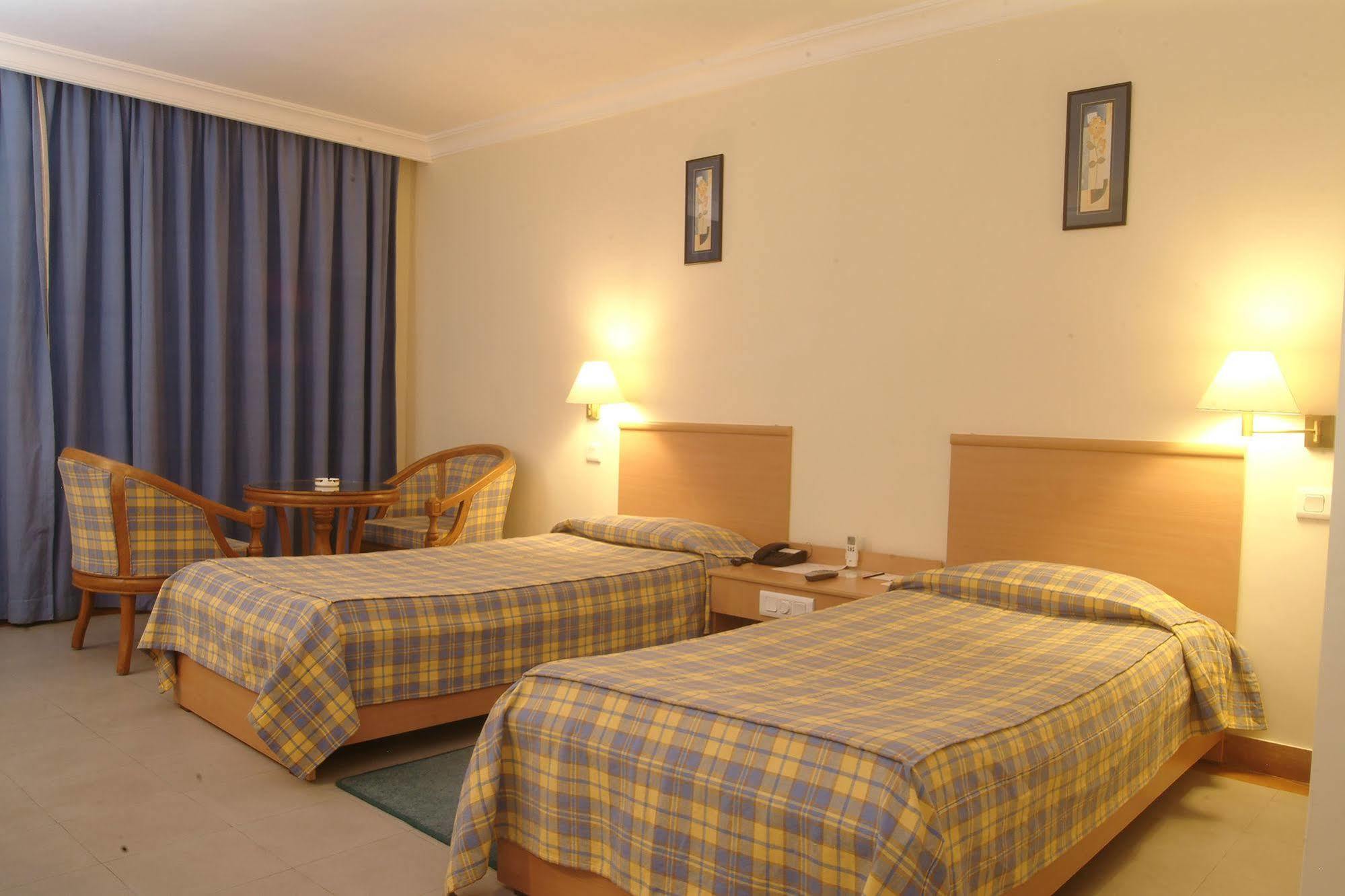 The Grand Regency Hotell Rajkot Exteriör bild