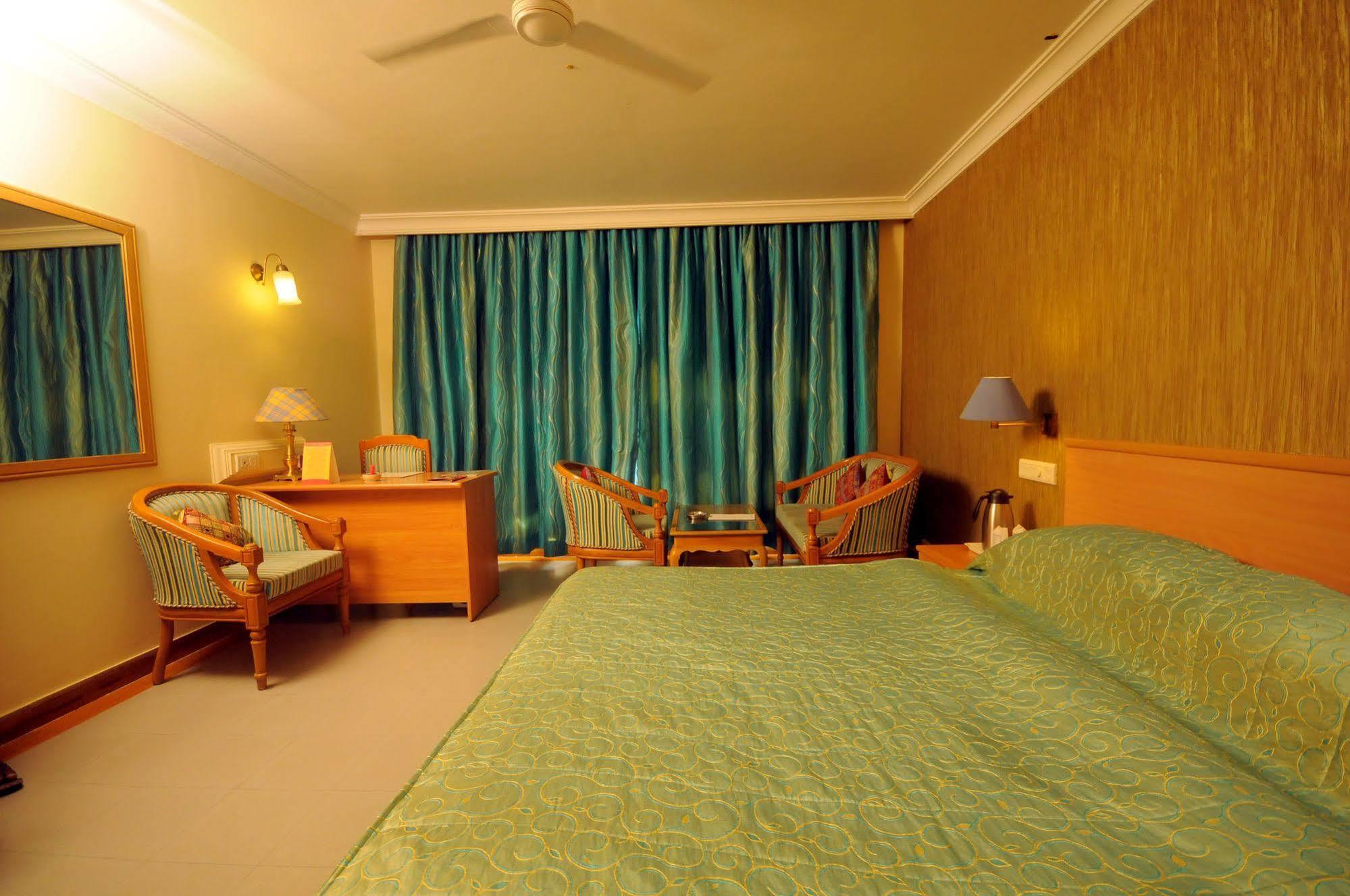 The Grand Regency Hotell Rajkot Exteriör bild