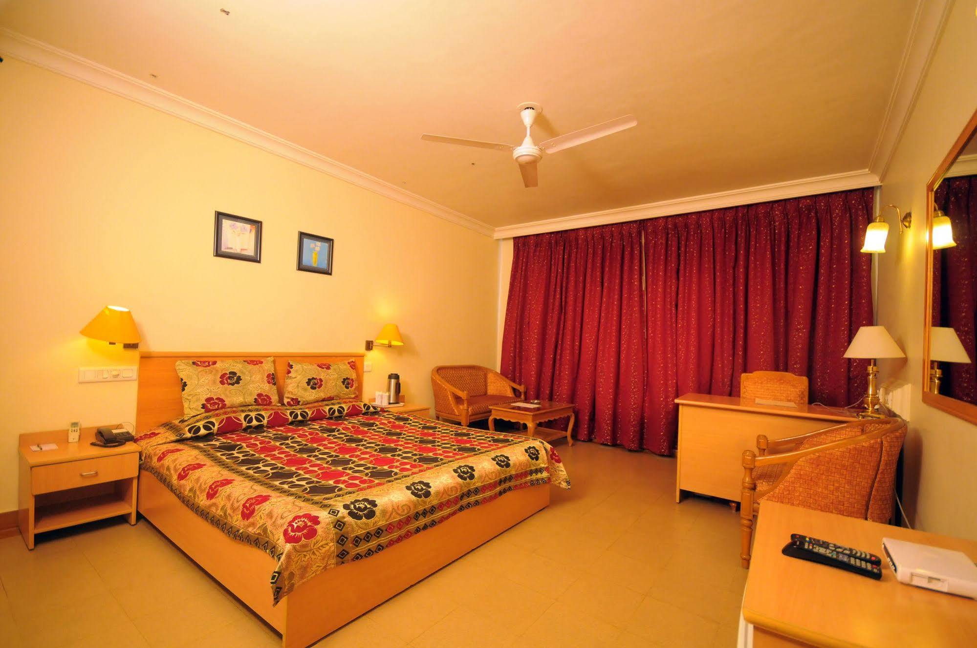 The Grand Regency Hotell Rajkot Exteriör bild