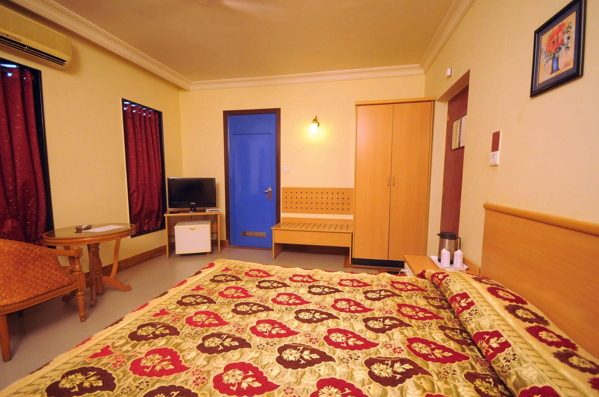 The Grand Regency Hotell Rajkot Exteriör bild