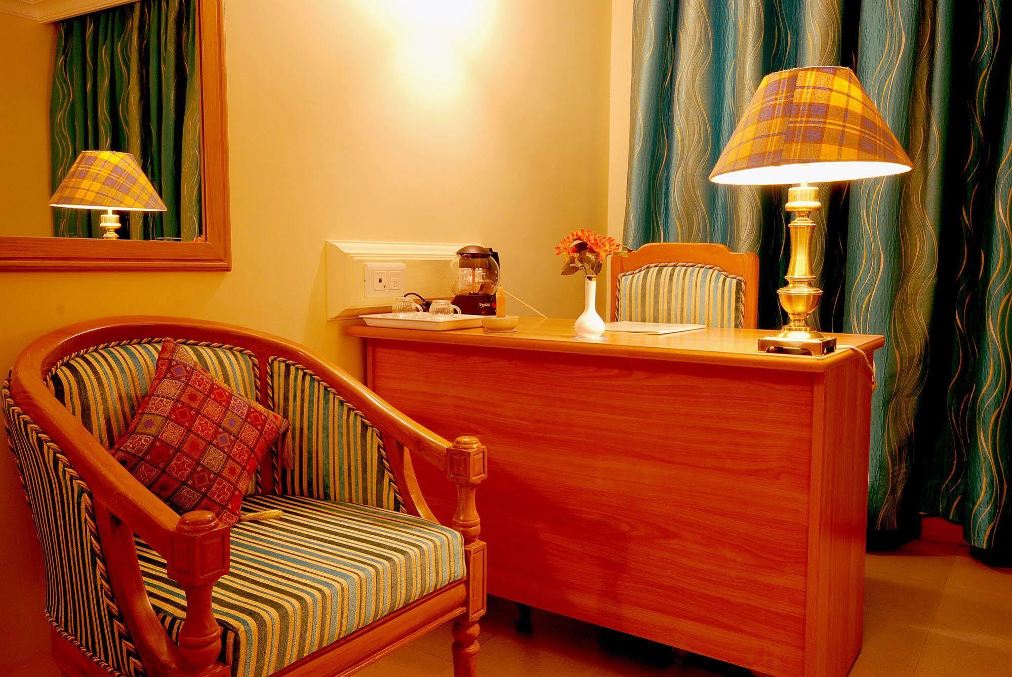 The Grand Regency Hotell Rajkot Exteriör bild
