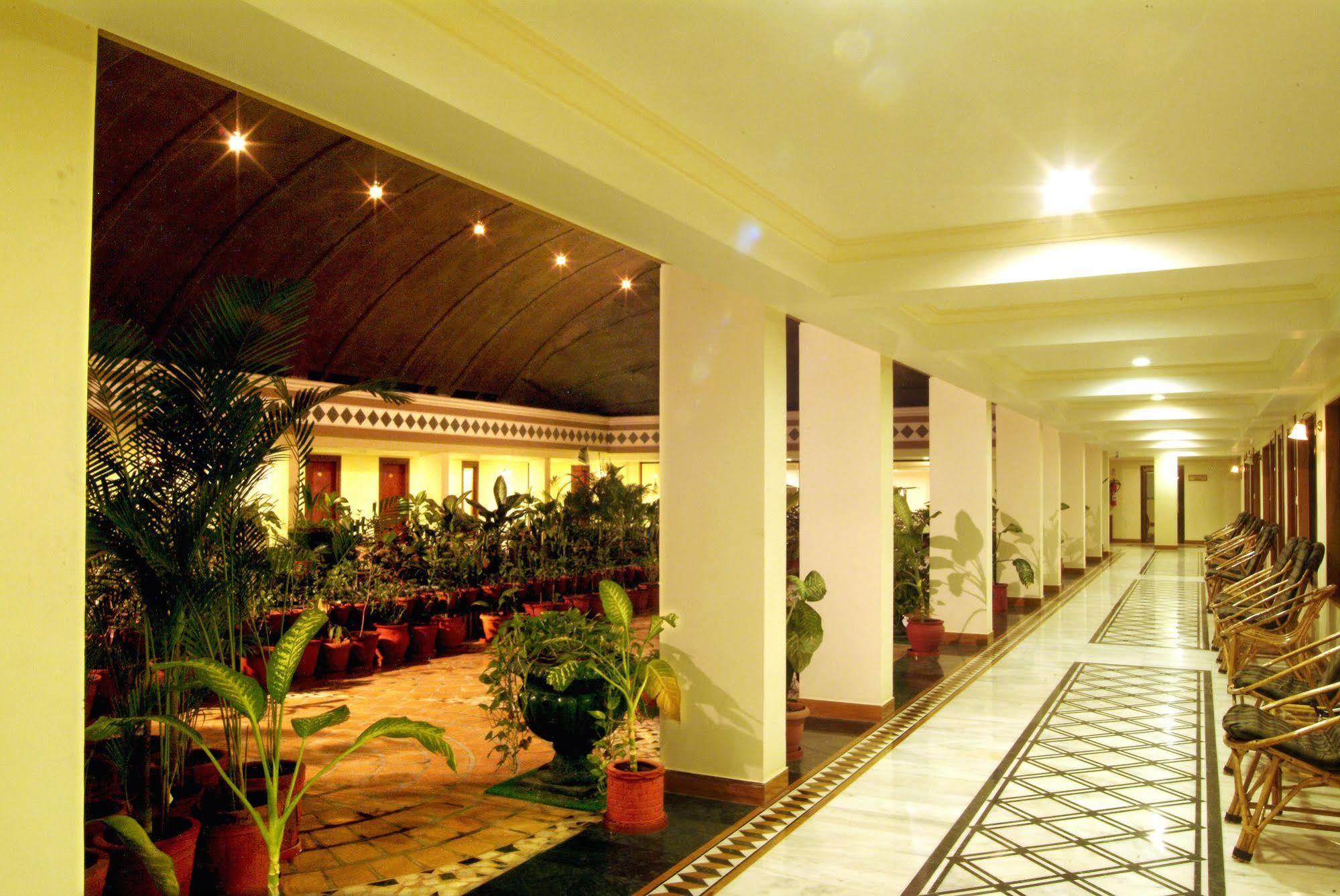 The Grand Regency Hotell Rajkot Exteriör bild