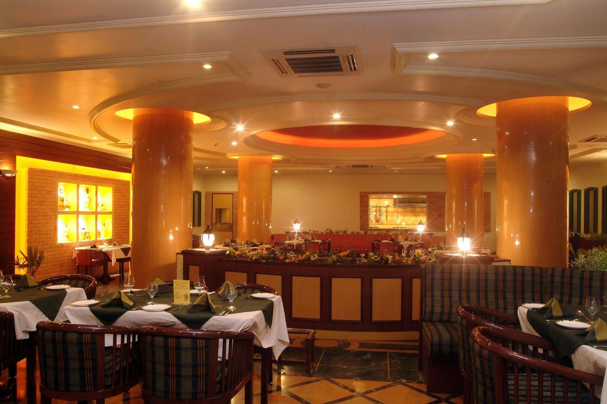 The Grand Regency Hotell Rajkot Exteriör bild