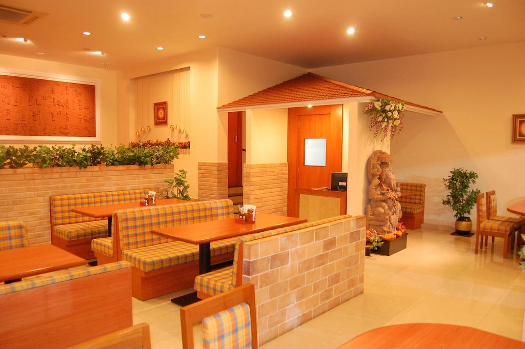 The Grand Regency Hotell Rajkot Exteriör bild